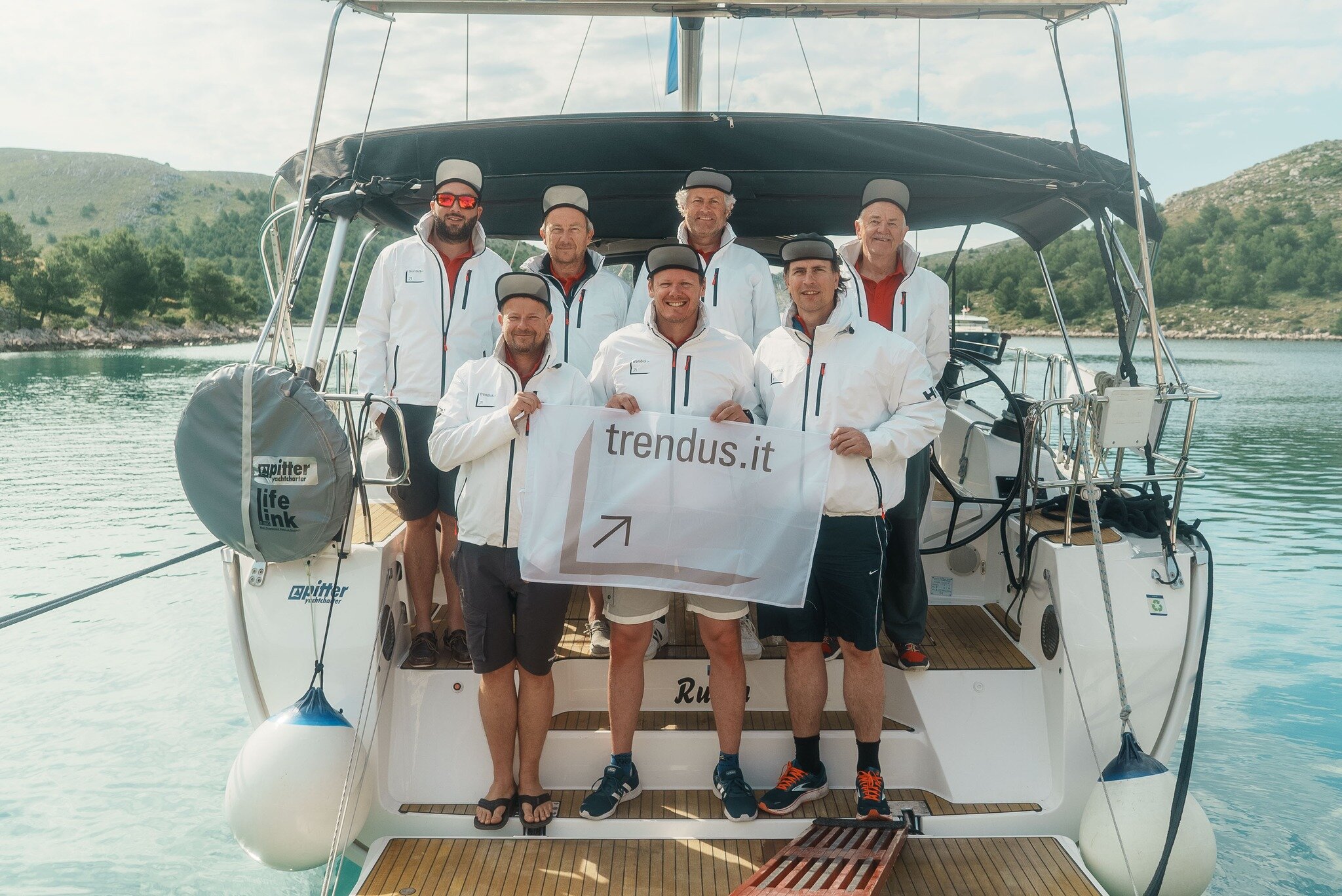 Mannschaft auf dem Boot mit Trendus-Banner